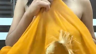 Hot Desi in Salwar Fingering her pussy