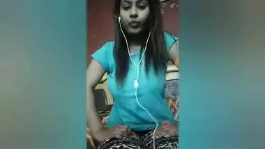 Desi girl bra less boobs shaking on live