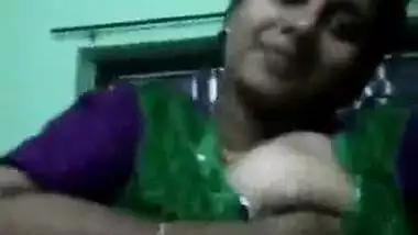 Banares bhabhi showing big boobs on whatsapp