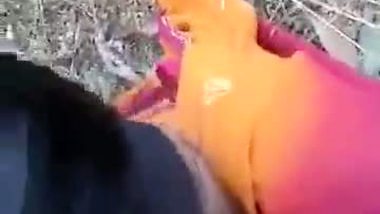 Bindi lady sucking lund – Outdoor blowjob sex