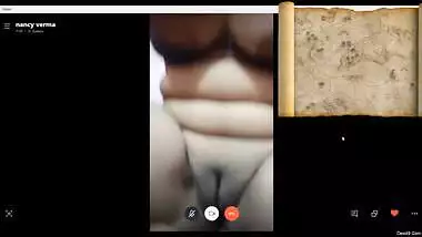 Indian mom puts own fingers in warm pussy for anonymous sex friend