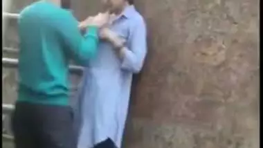 Gal caught sneakily making out with lover in outdoor Desi mms action