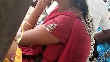 Tamil hot married girl showing her curves in busstop