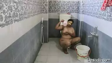 desi aunt bathing recorded