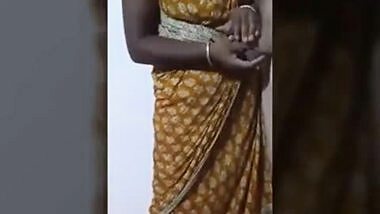 Maid from Surat gives handjob pleasure to owner