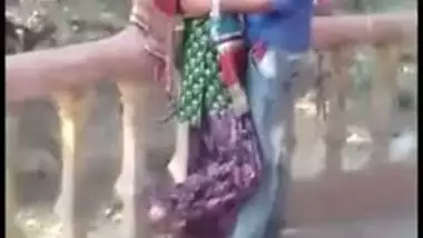 Outdoor Desi mms clip of slim Indian gal caught kissing her lover