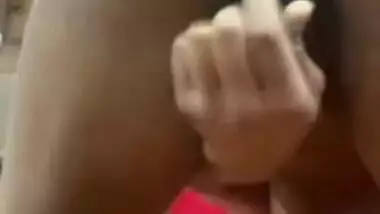Desi bhabhi dildoing pussy MMS video