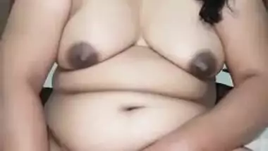 Desi charmer with black hair does MMS porn with a vegetable XXX toy