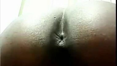 Sexy Indian cam girl showing her hot ass and boobs