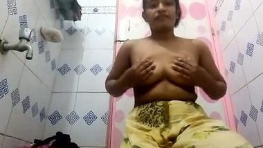 Desi bathroom striptease video