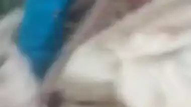 Cameraman tricks Desi aunty into exposing XXX body parts in MMS video
