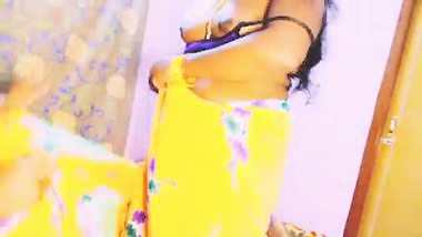 Indian lesbian. Beautiful sarees aunty and daughter in law hot lesbian romance Telugu dirty talks.