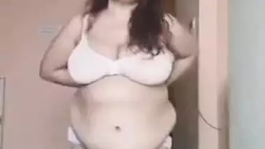 Today Exclusive- Sexy Desi Bbw Bhabhi Showing Boobs
