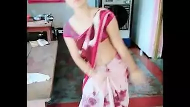 cute babe preensi navel expose dance show