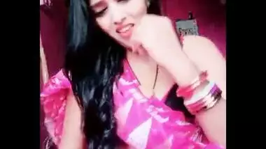Desi Cute housewife bhabhi puja sharma navel show in bra