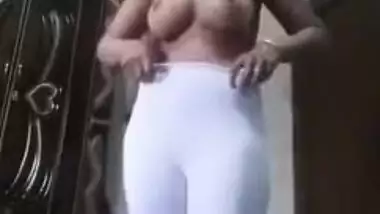 Sex video of big-breasted chudai Desi brunette exposing XXX boobs