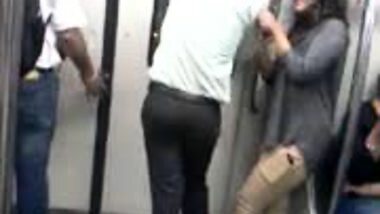22 Desperate Lovers in Delhi Metro Kiss n Boob Press