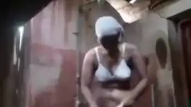 After work Desi MILF washes her XXX body in front of hidden camera