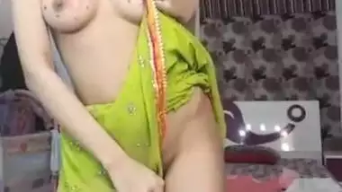 Naughty Indian bitch dancing topless on cam