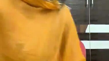 Indian college girl showing nude body to bf