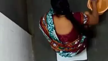 XXX girl pulls her sari up to piss and wash sex opening in the loo