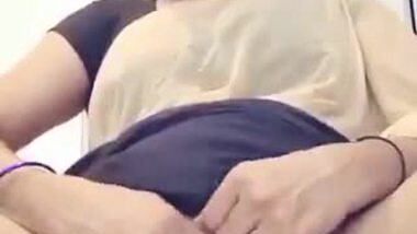 Kochi mallu aunty lifting saree pussy showing