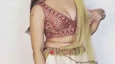 SOFIA ANSARI STUNNING IN TRADITIONAL CHOLI CLEAVAGE