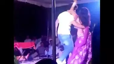 Desi girls very hot stage dance