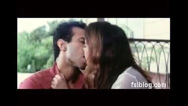 Preethi Jagiyani Hot Kiss Scene – FSIBlog.com
