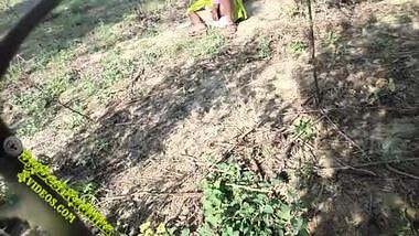 Indian Couple Injoy Outdoor Sex In Village PORN IN HINDI