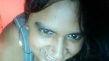 Indian aunty shows her hot body