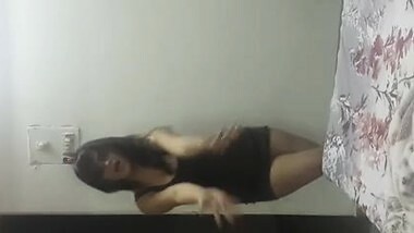 Desi Indian Girl Seductive Dance