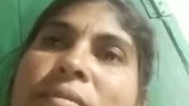 Malayali aunty showing boobs making a guy masturbate on the video call