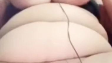 Chubby bhabhi naked pussy rubbing on video call