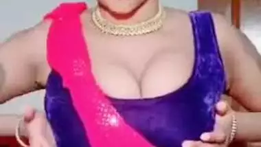 Joyful Desi chick in XXX sari provocatively moves her dazzling body
