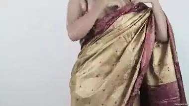Big boobs aunty wearing sari showing huge hanging boobs and navel