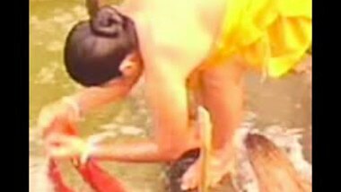 Bangla desi village bhabi bathing in public