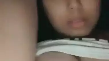 Extremely Sexy Horny Paki Babe Using HairBrush Squarting & Moaning