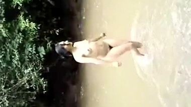 Desi nude girl taking a bath in the river