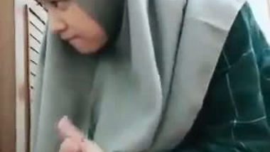 Hijabi girl sucks her stepbrother’s dick in Bangladeshi porn