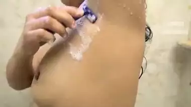 Sexy Indian Bhabhi Nude in Bathroom and Shave Pussy and Armpit Hair