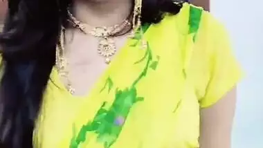 hot marathi gilr sexy navel in yellow saree and belly chain