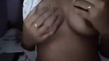Late Night Titsplay Hot Girl Nipples Masturbation මහ රෑ මෝල් වෙලා කුක්කු මිරිකනවා