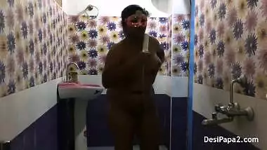 Tamil Aunty, Desi Bhabhi And Indian Bhabhi In Full Sexy In Saree Dress Indian Style Bathroom Fucking In Morni