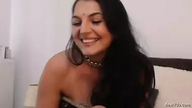Horny Bhabhi in saree without blouse Exposing Boobs