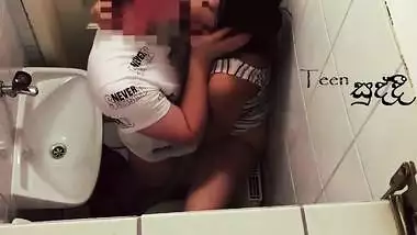 Sri Lankan - Ep 03 - Quick Sex In Bathroom - නැති වෙලේ මෝල් වුනු උත්තරා
