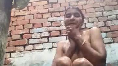 Desi MMS Of Horny Teen Bathing