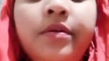 Beautiful bhabhi round boobs showing with sharp nipples