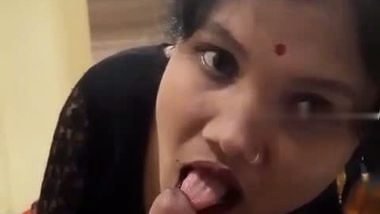Cute expression bhabhi in saree with Desi blowjob