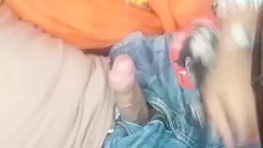 Bangladeshi Muslim girl blowjob to her lover in car